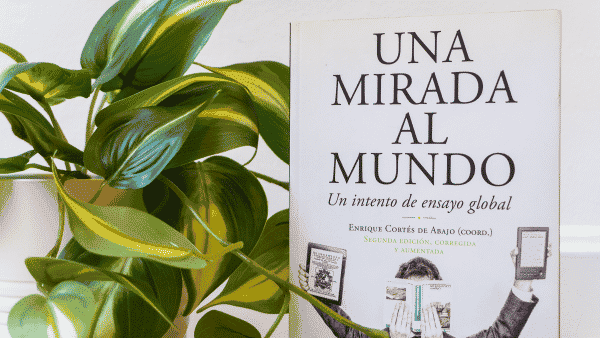 Una mirada al mundo: Un intento de ensayo global - ISBN