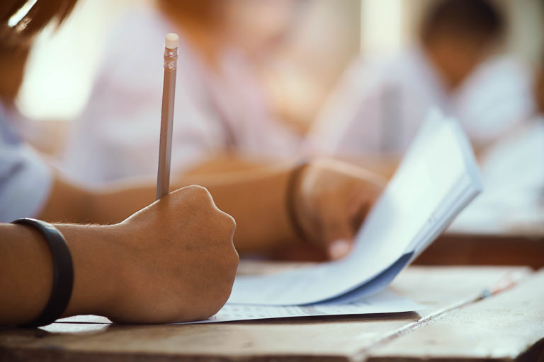 Solo la mitad de los opositores se presenta finalmente al examen