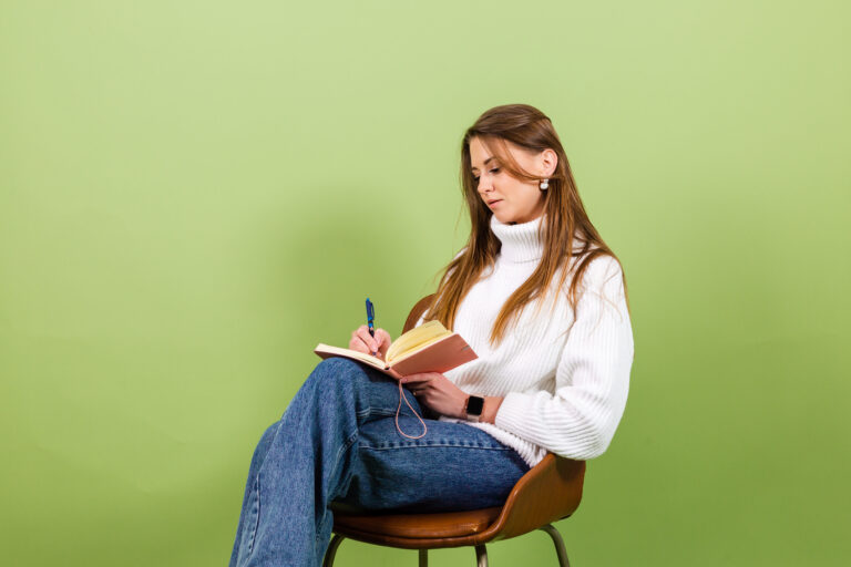 Fotografía que describe a una estudiante con el objetivo de aprobar una oposición.