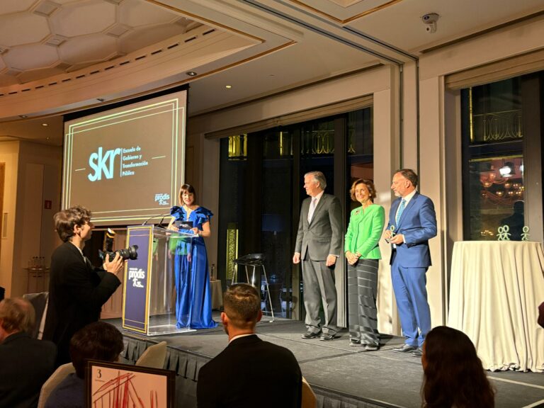 Kike Cortés, Director General de SKR, recibe el Premio a la Innovación Educativa de la Fundación Prodis